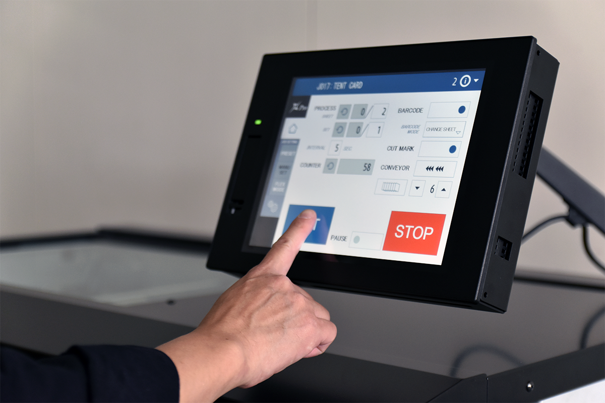 เครื่องตัดนามบัตร การ์ดอัตโนมัติ UCHIDA AeroCut X Pro